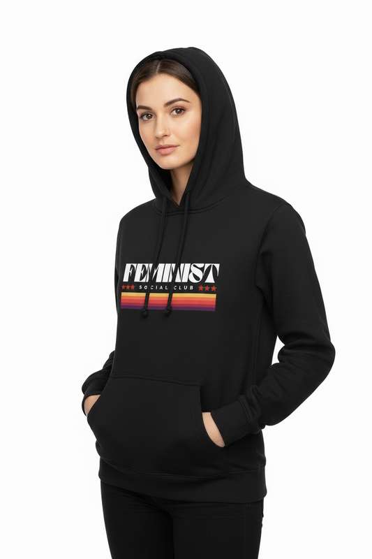 Mannequin portant le sweat noir Feminist Social Club